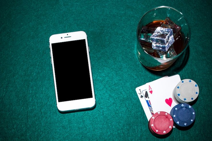 Pengguna sedang berbagi tautan ajak teman di platform hiburan online melalui media sosial dengan mudah dan cepat